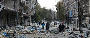 Anwohner im östlichen Aleppo inspizieren am Mittwoch, was von ihren Häusern und ihrem Hab und Gut nach den Kämpfen zwischen Rebellen und Regierungstruppen noch übrig ist.