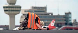 Zum Niederknien. Der Flughafen Tegel spaltet die Stadt. 