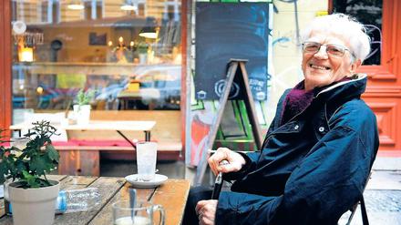 Grünen-Politiker Hans-Christian Ströbele, hier in einem Café in Kreuzberg, will 2017 nicht erneut für den Bundestag kandidieren. 