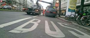 Blockierte Busspur. In der Hauptstraße in Schöneberg ging der Bezirk gegen Falschparker vor.