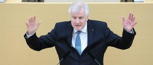 CSU-Chef Seehofer will, dass in Deutschland jährlich nicht mehr als 200.000 Flüchtlinge aufgenommen werden. 
