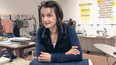 Monika Kreyenberg in ihrer Nähschule.
