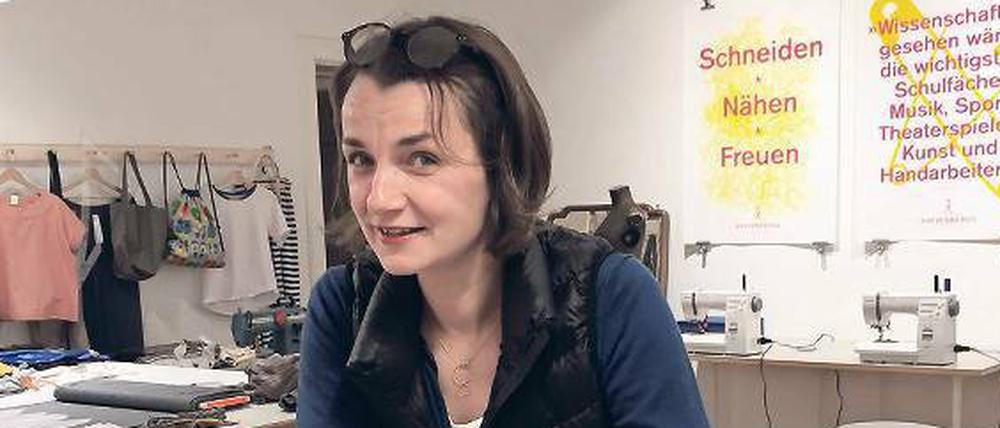 Monika Kreyenberg in ihrer Nähschule.