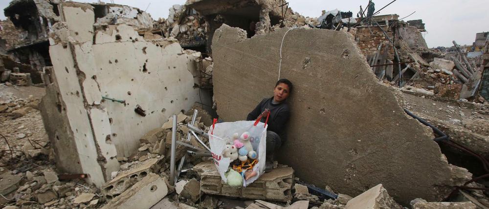 Leben in Trümmern. Einige tausend Menschen konnten das belagerte Ost-Aleppo verlassen. Doch nach wie vor sind viele Syrer eingeschlossen und warten auf Hilfe.