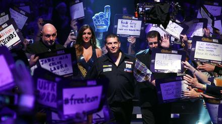 Gary Anderson und Adrian Lewis zwischen Fans.