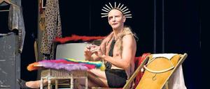 Offen für Deutungen. Andrey Berezin, provisorisch eingerichtet in Bauschs Trümmerlandschaft.