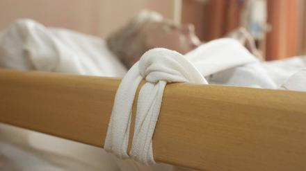 Teufelskreis. Bei fixierten Senioren bauen die Muskeln ab. Zugleich nimmt ihr Bewegungsdrang durch die erzwungene Immobilität zu. Wenn sie sich ausnahmsweise einmal bewegen, stürzen sie noch schneller.