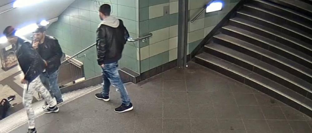 Das Foto aus einer Videosequenz, mit dem die Berliner Polizei um Mithilfe bei der Identifizierung mehrerer Männer bittet, zeigt den brutalen Angriff auf eine junge Frau in einem U-Bahnhof im Berliner Stadtteil Neukölln. 