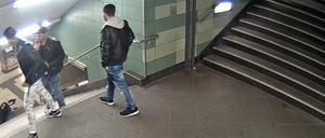 Das Foto aus einer Videosequenz, mit dem die Berliner Polizei um Mithilfe bei der Identifizierung mehrerer Männer bittet, zeigt den brutalen Angriff auf eine junge Frau in einem U-Bahnhof im Berliner Stadtteil Neukölln.