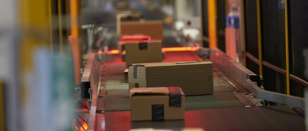 Die Weihnachtszeit ist Hochsaison für Paketzusteller.