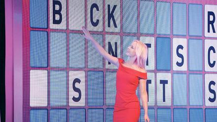Die „Buchstabenfee“, es gibt sie wieder. Was früher Maren Gilzer im „Glücksrad“ bei Sat1 war, das ist jetzt Isabel Edvardsson bei RTLplus.