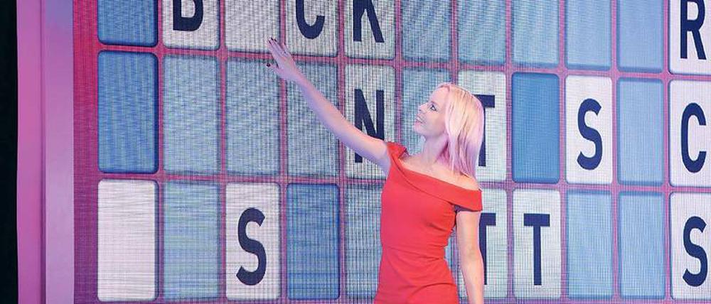 Die „Buchstabenfee“, es gibt sie wieder. Was früher Maren Gilzer im „Glücksrad“ bei Sat1 war, das ist jetzt Isabel Edvardsson bei RTLplus.
