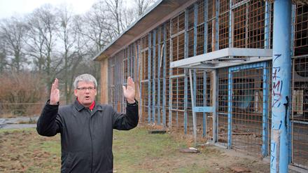 Helmut Kleebank vor der Ruine des Casinos.