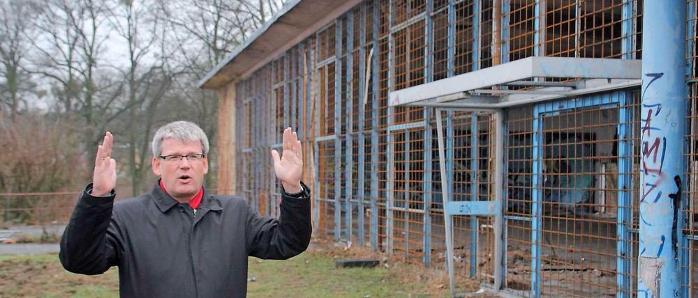 Helmut Kleebank vor der Ruine des Casinos.