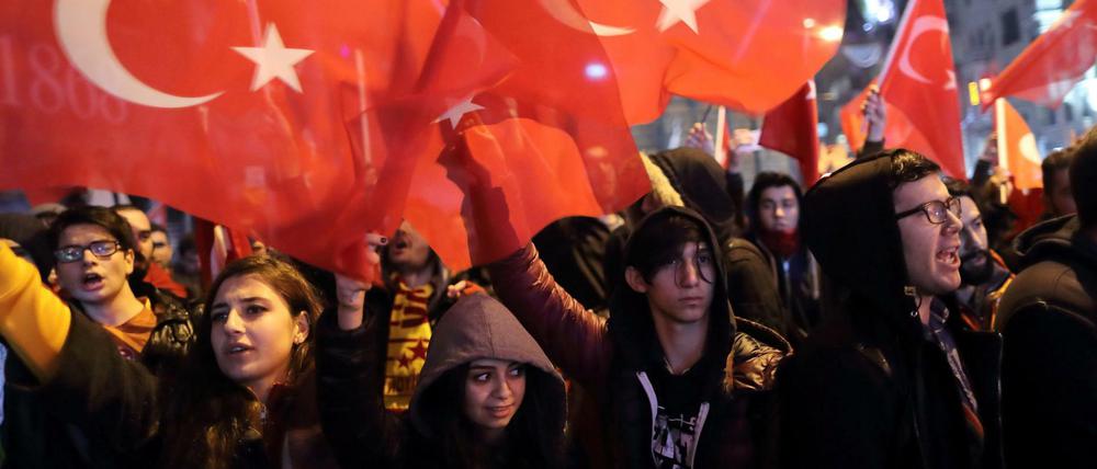 Fußball-Fans in der Türkei protestieren gegen den Doppelanschlag in Istanbul, bei dem mindestens 44 Menschen getötet wurden.