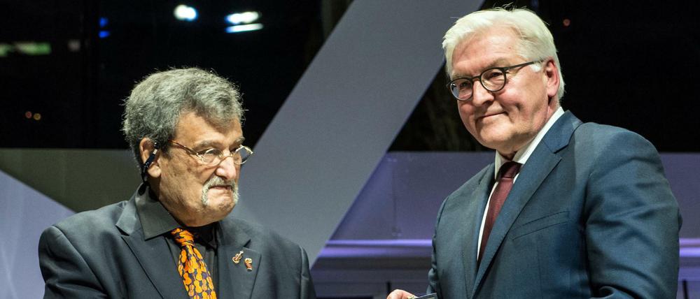 Amnon Weinstein (l) erhält von Bundesaußenminister Frank-Walter Steinmeier (SPD) das Bundesverdienstkreuz. 