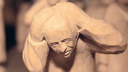 Schutzbedürftig. Figur aus Lindenholz von Gottfried Reichel. 