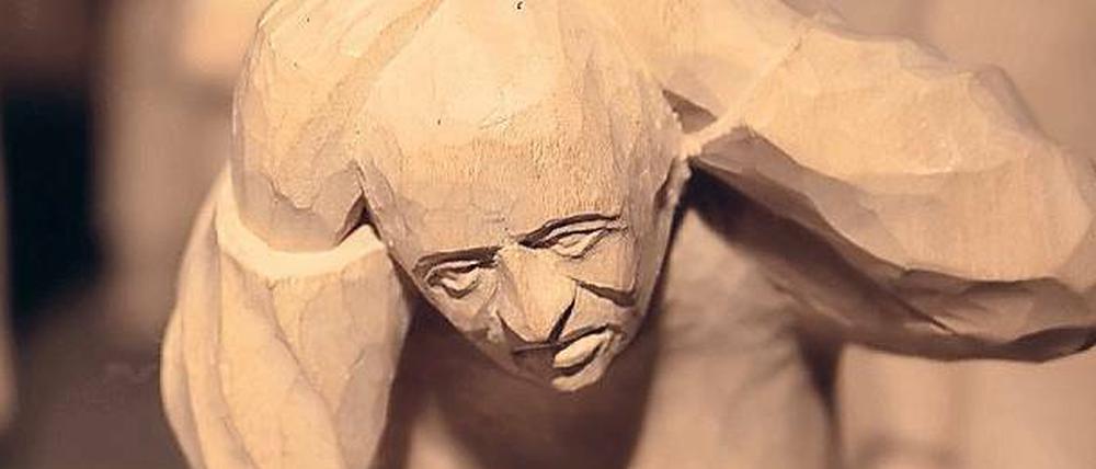 Schutzbedürftig. Figur aus Lindenholz von Gottfried Reichel. 