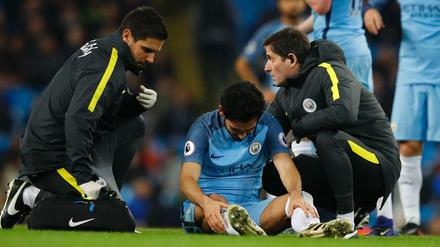 Ilkay Gündogan muss im Spiel gegen den FC Watford behandelt und ausgewechselt werden.