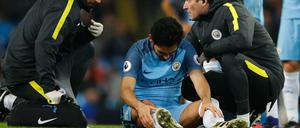 Ilkay Gündogan muss im Spiel gegen den FC Watford behandelt und ausgewechselt werden.