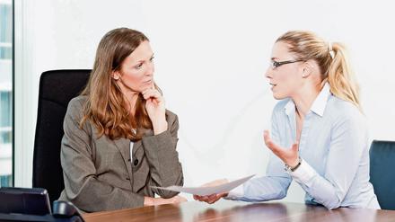 Reger Austausch. Mitarbeiter müssen zwar nicht an jedem Gespräch teilnehmen, es kann aber hilfreich sein, sich zusammenzusetzen. 