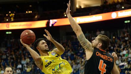 Beide noch im Eurocup, aber in unterschiedlichen Gruppen: Peyton Siva (l.) von Alba Berlin gegen den Ulmer Tim Ohlbrecht.