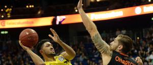 Beide noch im Eurocup, aber in unterschiedlichen Gruppen: Peyton Siva (l.) von Alba Berlin gegen den Ulmer Tim Ohlbrecht.
