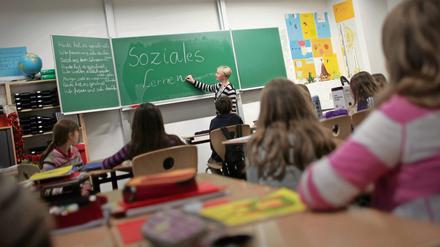Blick in ein Klassenzimmer.
