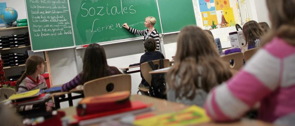Blick in ein Klassenzimmer.