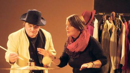 Moritz und Gisela Höhne wohnen in einer offenen WG. Nicht als Mutter und Sohn, sondern als zwei Erwachsene, die sich Kraft geben.
