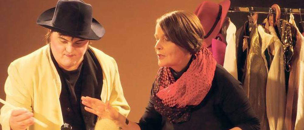 Moritz und Gisela Höhne wohnen in einer offenen WG. Nicht als Mutter und Sohn, sondern als zwei Erwachsene, die sich Kraft geben.