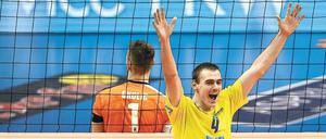 Ungewohnte Aufteilung. Tsimafei Zhukouski (links) und Aleksandar Okolic haben mit ihren Berliner Teamkollegen zum ersten Mal in dieser Saison ein Punktspiel verloren. Friedrichshafens Andreas Takvam jubelt da umso ausgelassener.