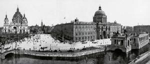 Das Berliner Stadtschloss mit dem Nationaldenkmal für Kaiser Wilhelm I., um 1910.