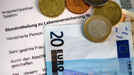 Die Lebensversicherer müssen sich auf Belastungen von insgesamt 100 Milliarden Euro einstellen.