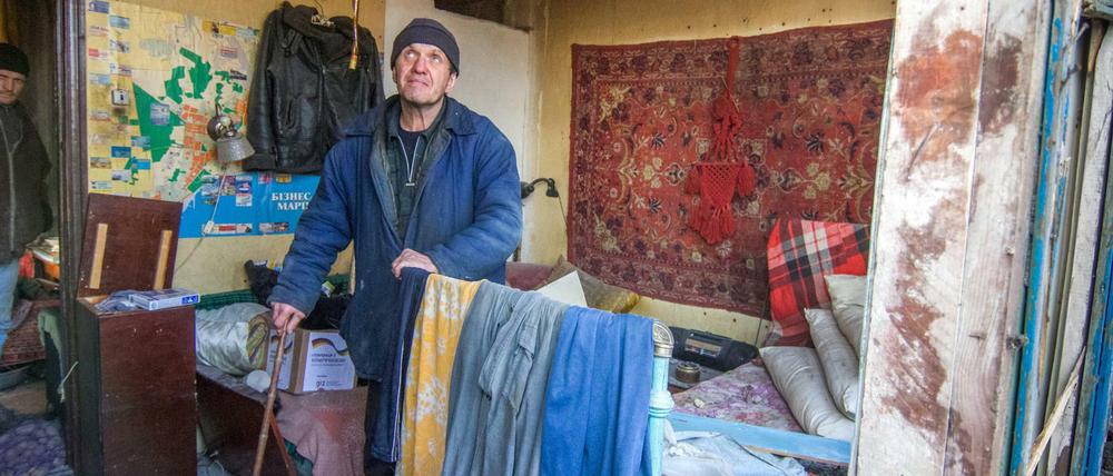 Ein Mann in seinem zerstörten Haus in der Ukraine am 13. Dezember.
