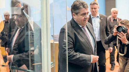 Wachstum ist o.k., die Löhne sind gestiegen und die Energiewende hat er in Ordnung gebracht. Nur mit den Investitionen ist Wirtschaftsminister Gabriel nicht zufrieden. 