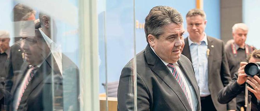 Wachstum ist o.k., die Löhne sind gestiegen und die Energiewende hat er in Ordnung gebracht. Nur mit den Investitionen ist Wirtschaftsminister Gabriel nicht zufrieden. 
