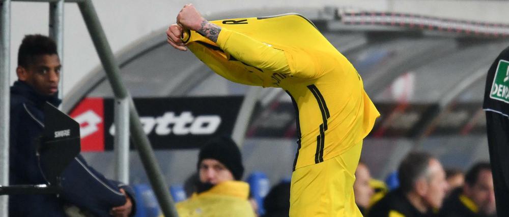 Dortmunds Marco Reus verlässt nach der roten Karte gegen ihn das Spielfeld.