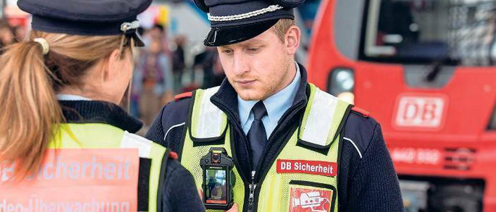 Das Bild auf dem Monitor der Körperkamera soll potenzielle Täter abschrecken. Die Aufnahmen werden aber auch für Ermittlungen verwendet.