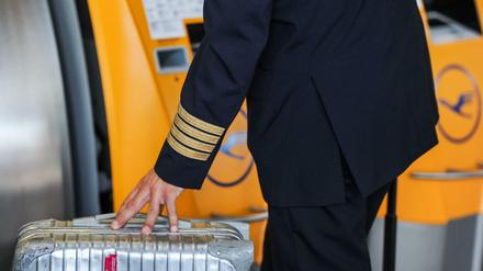 Ein Luftahnsa-Pilot auf dem Weg zum Flugezeug.
