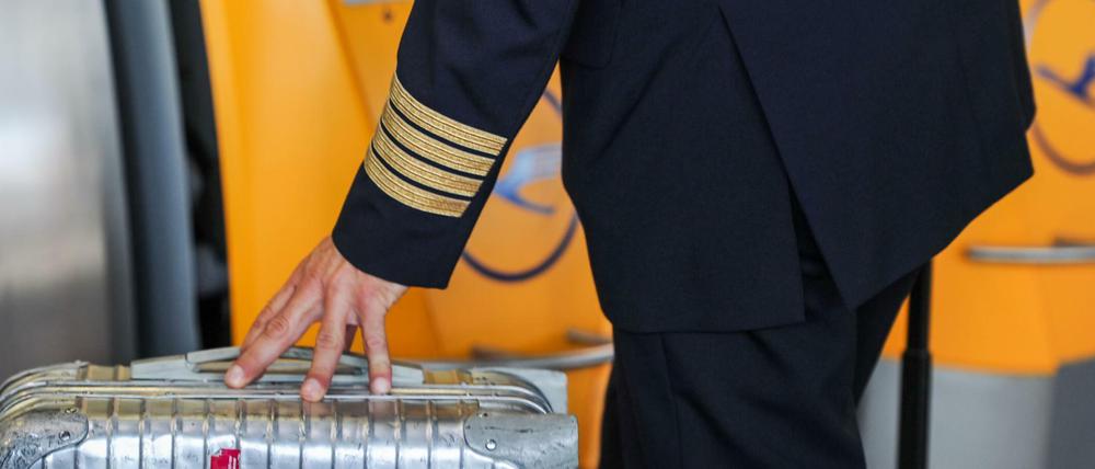 Ein Luftahnsa-Pilot auf dem Weg zum Flugezeug.