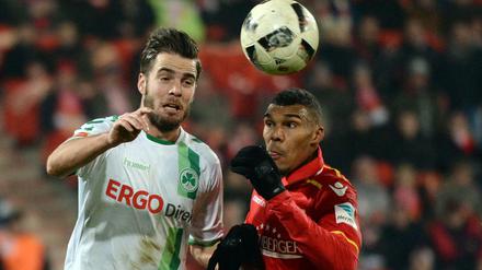 Collin Quaner (r.) vom 1.FC Union Berlin und Niko Gießelmann von der SpVgg Greuther Fürth kämpfen um den Ball.