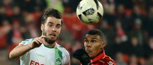 Collin Quaner (r.) vom 1.FC Union Berlin und Niko Gießelmann von der SpVgg Greuther Fürth kämpfen um den Ball.