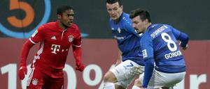 Später wurde er zum Matchwinner. Der Münchener Douglas Costa (l.) im Zweikampf mit Jerome Gondorf (r.) und Artem Fedetsky aus Darmstadt.