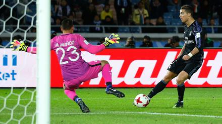 Real Madrids Cristiano Ronaldo (r.) erzielt das 2:0.