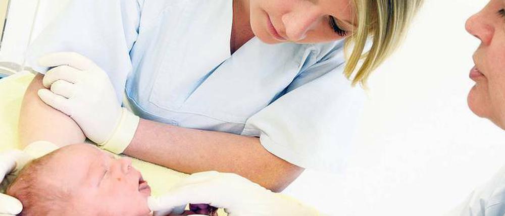 Engpass. Von Januar bis Oktober 2016 mussten 405 Schwangere in Berlin kurz vor der Enbindung die Klinik wechseln.