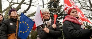 Nach Straßenprotesten und der Blockade des Parlament will Präsident Duda vermitteln. 