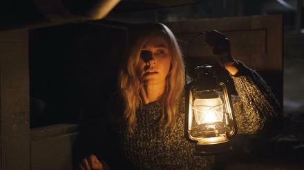Allein zu Haus. Mary (Naomi Watts) gruselt sich