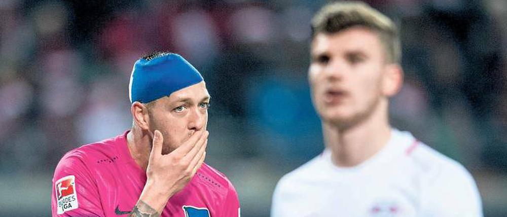 Mund abputzen und weiter. Julian Schieber, der nach einem Kopfstoß blutete und einen Turban tragen musste, hat die Chancenlosigkeit seines Teams ins Leipzig anerkannt. Jetzt müsse das Heimspiel gegen Darmstadt gewonnen werden.