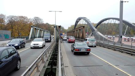 Die Ersatzbrücke wird bald nicht mehr gebraucht. Rechts die neue Freybrücke.